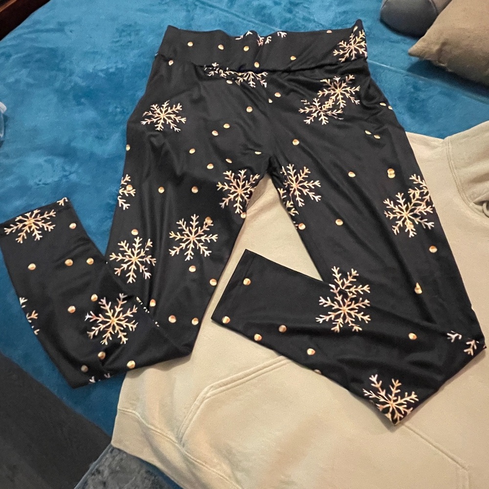 Black Snowflake-Print Leggings
